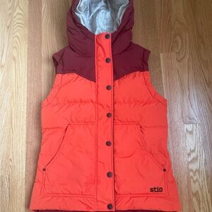 Stio Women’s Turnbolt Down Vest in Orange and Burgundy Size Small